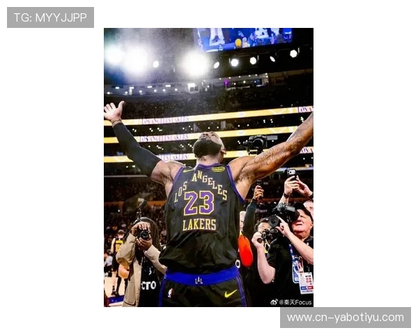 詹姆斯强势复出表现惊艳全场 状态回归巅峰引爆球迷热议